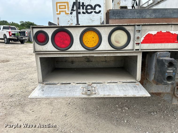 image for item NM9828 2005 Chevrolet C4500 bucket truck
