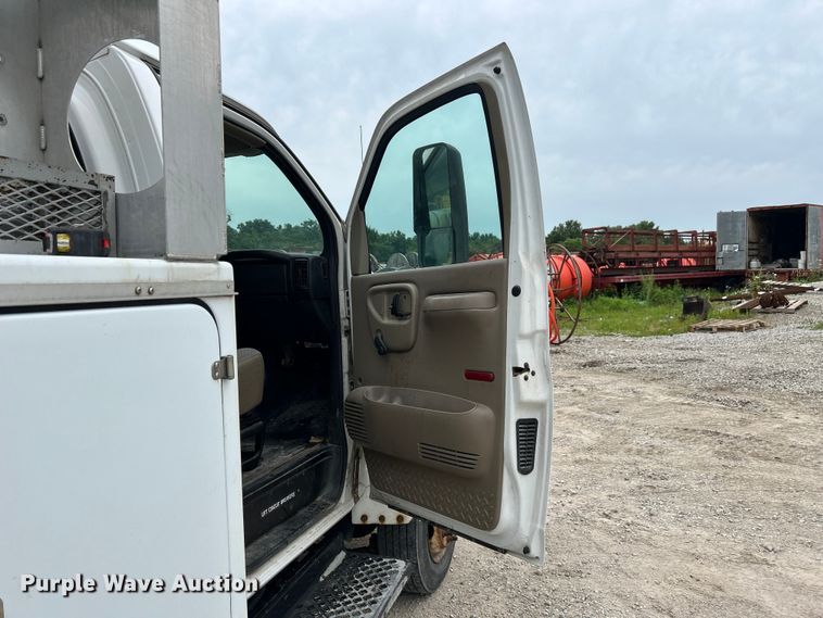 image for item NM9828 2005 Chevrolet C4500 bucket truck