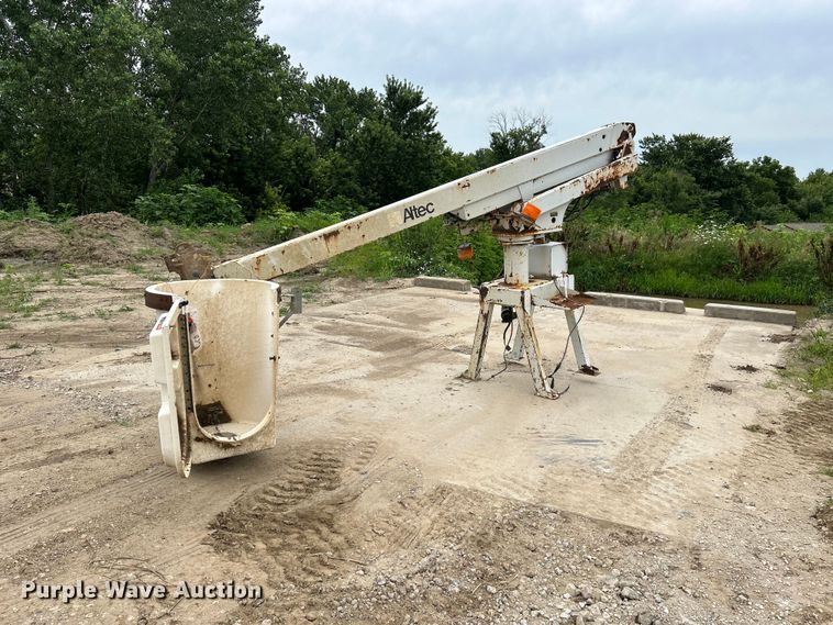 Altec 200A boom lift