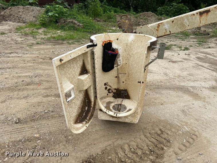 image for item NM9830 Altec 200A boom lift