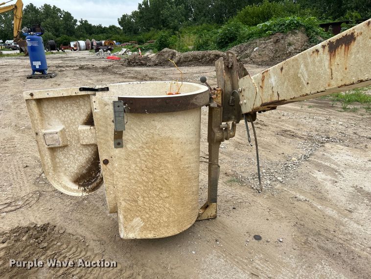 image for item NM9830 Altec 200A boom lift