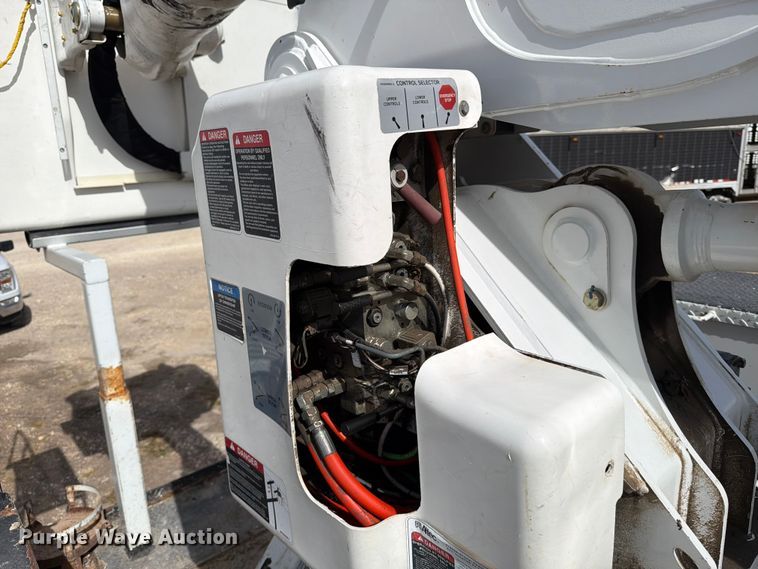 image for item YA2550 2017 Ford F750 Super Duty bucket truck