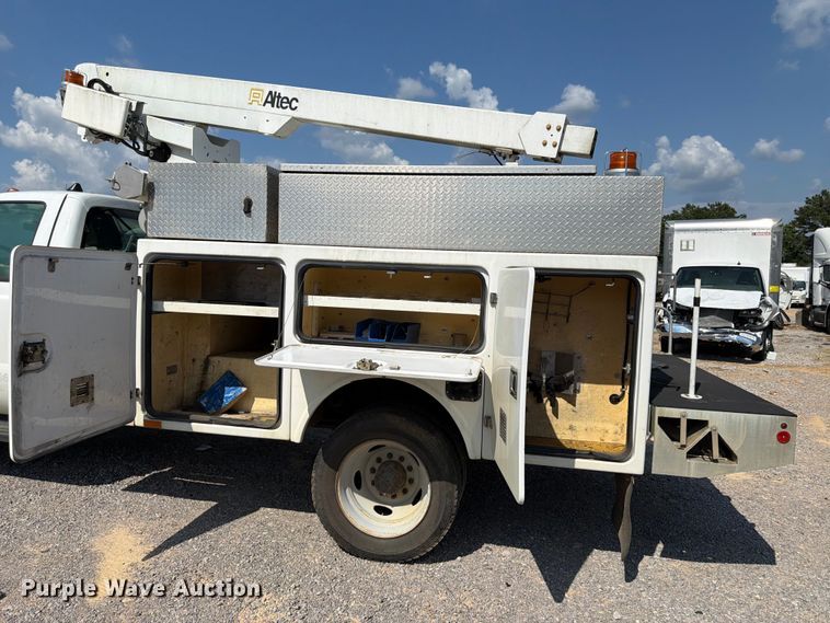image for item YA3095 2013 Ford F450 Super Duty bucket truck