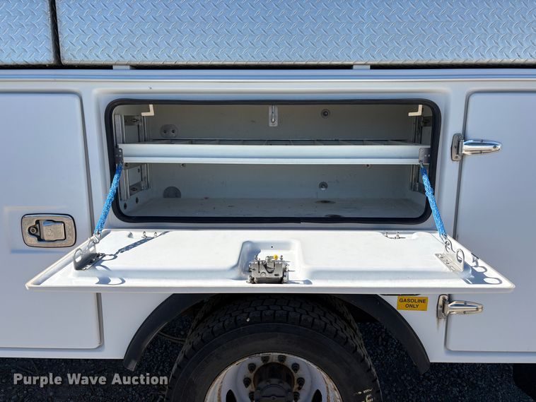 image for item YA3104 2017 Ford F450 Super Duty bucket truck