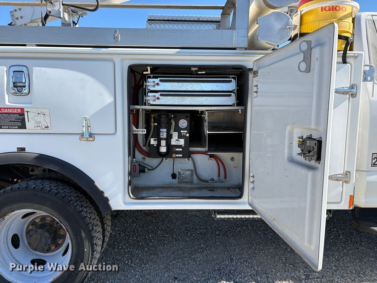 image for item YA3104 2017 Ford F450 Super Duty bucket truck