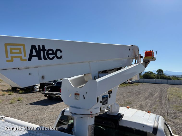 image for item YA3104 2017 Ford F450 Super Duty bucket truck