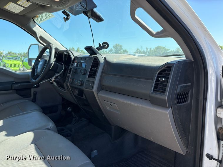 image for item YA3104 2017 Ford F450 Super Duty bucket truck