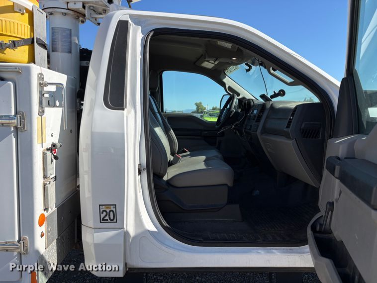 image for item YA3104 2017 Ford F450 Super Duty bucket truck