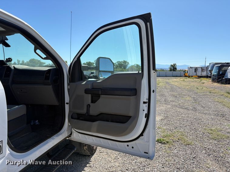 image for item YA3104 2017 Ford F450 Super Duty bucket truck