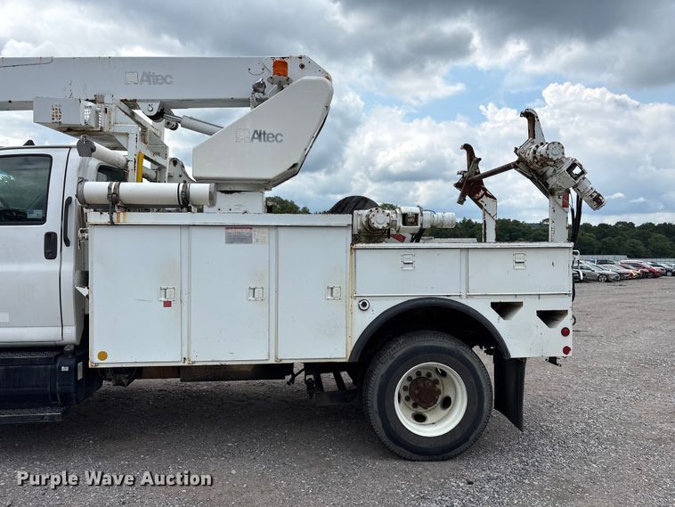 image for item YA3107 2006 Chevrolet C7500 cable placer bucket truck