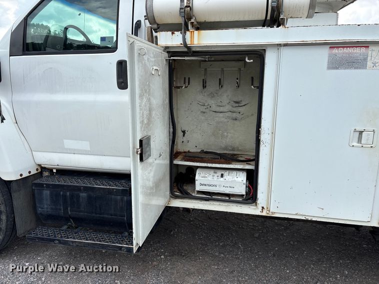 image for item YA3107 2006 Chevrolet C7500 cable placer bucket truck