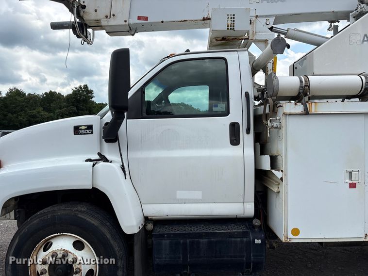 image for item YA3107 2006 Chevrolet C7500 cable placer bucket truck