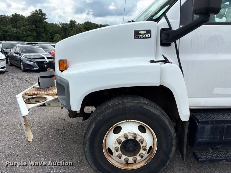 image for item YA3107 2006 Chevrolet C7500 cable placer bucket truck