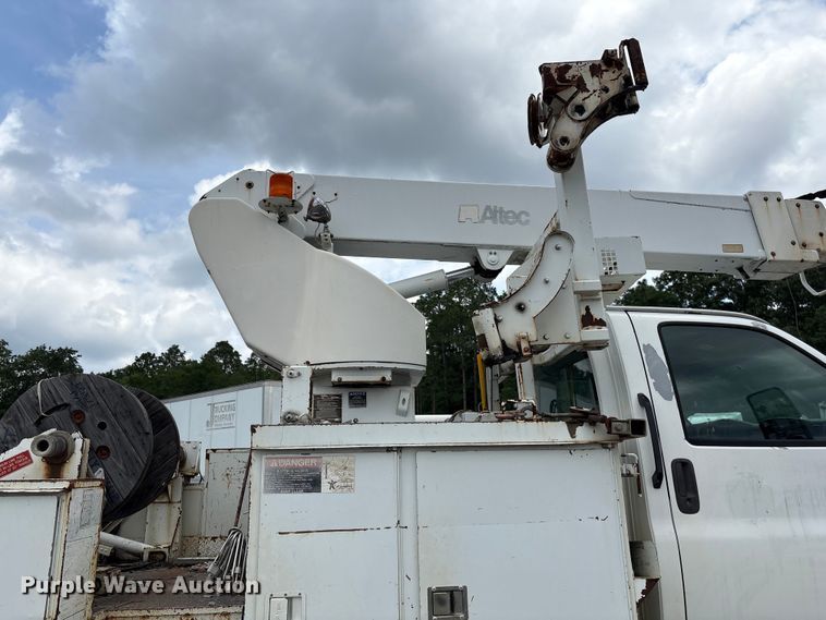 image for item YA3107 2006 Chevrolet C7500 cable placer bucket truck