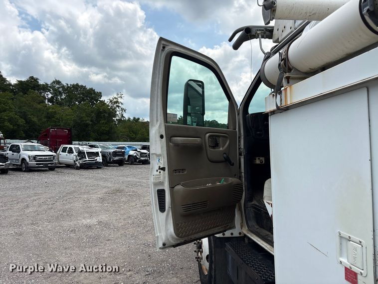 image for item YA3107 2006 Chevrolet C7500 cable placer bucket truck