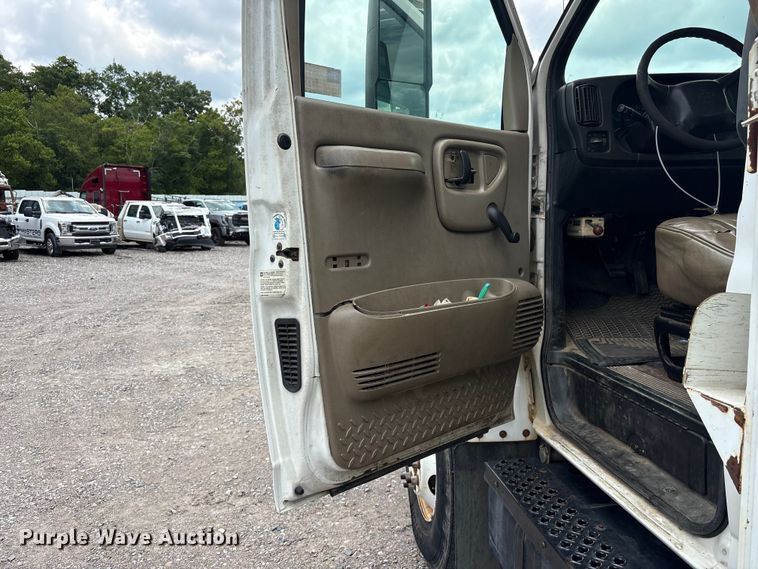 image for item YA3107 2006 Chevrolet C7500 cable placer bucket truck