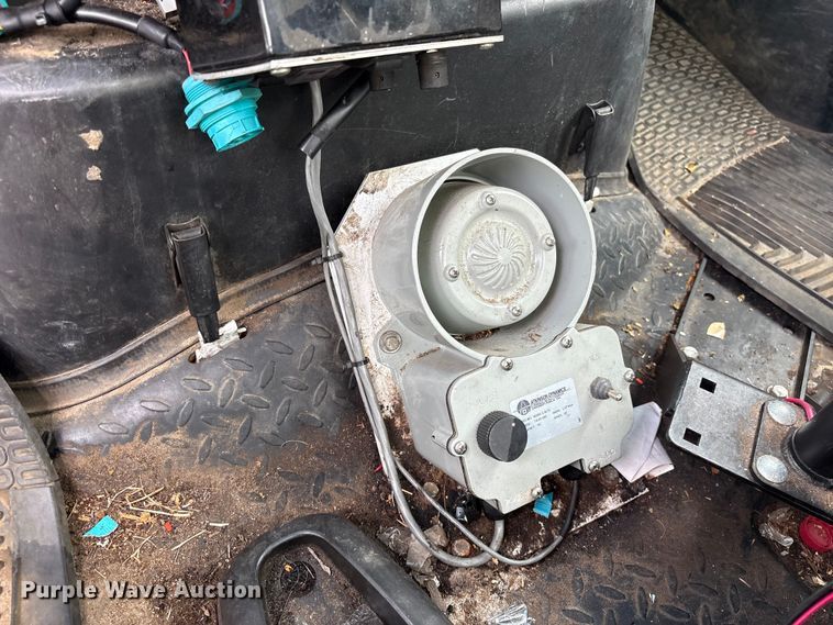 image for item YA3107 2006 Chevrolet C7500 cable placer bucket truck