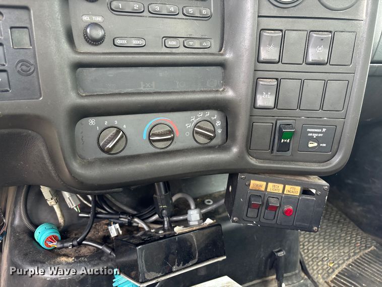 image for item YA3107 2006 Chevrolet C7500 cable placer bucket truck