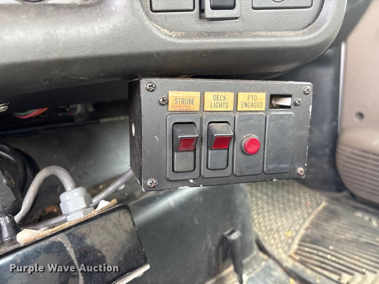 image for item YA3107 2006 Chevrolet C7500 cable placer bucket truck