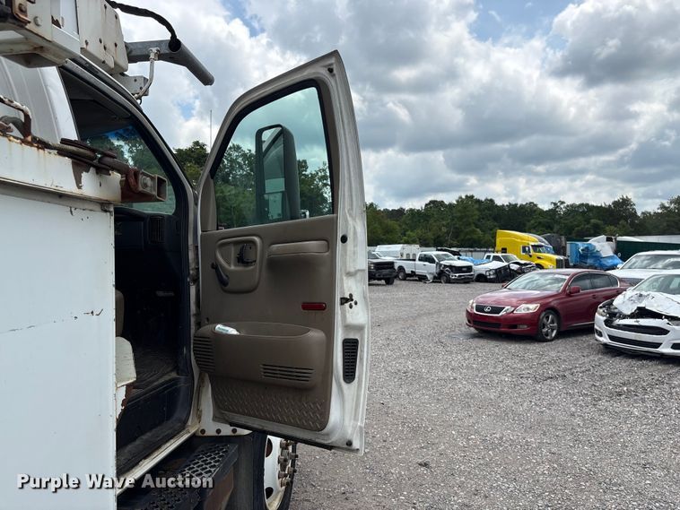 image for item YA3107 2006 Chevrolet C7500 cable placer bucket truck