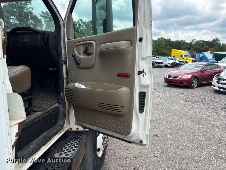 image for item YA3107 2006 Chevrolet C7500 cable placer bucket truck