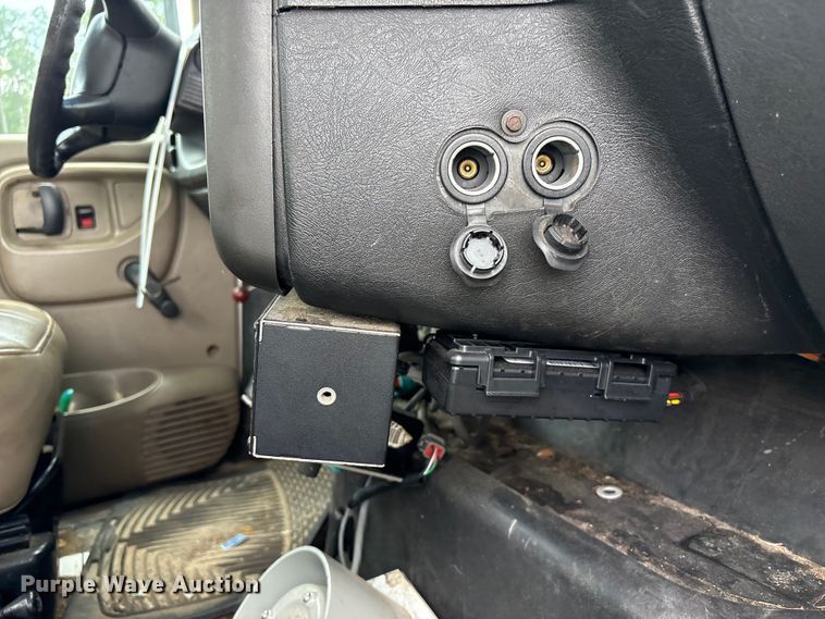 image for item YA3107 2006 Chevrolet C7500 cable placer bucket truck