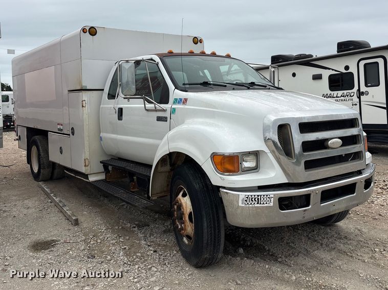image for item YA3305 2009 Ford F750 Super Duty chipper truck