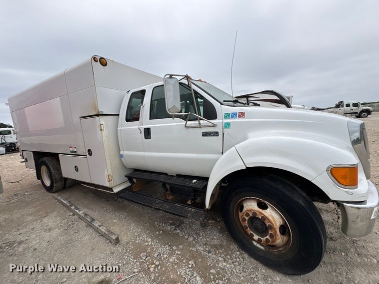 image for item YA3305 2009 Ford F750 Super Duty chipper truck