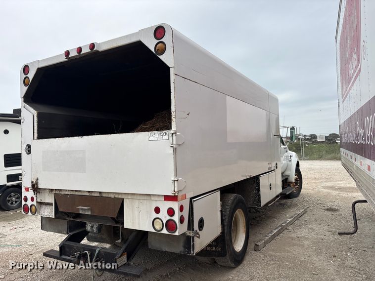 image for item YA3305 2009 Ford F750 Super Duty chipper truck