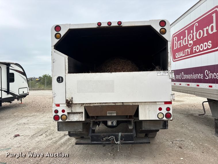 image for item YA3305 2009 Ford F750 Super Duty chipper truck