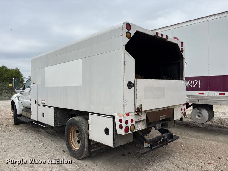 image for item YA3305 2009 Ford F750 Super Duty chipper truck