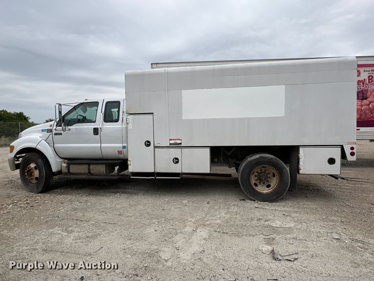 image for item YA3305 2009 Ford F750 Super Duty chipper truck