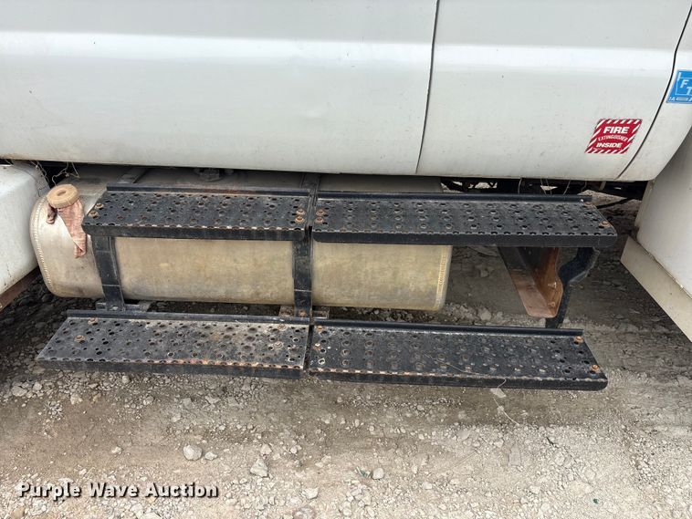 image for item YA3305 2009 Ford F750 Super Duty chipper truck