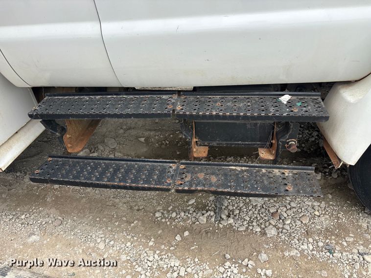 image for item YA3305 2009 Ford F750 Super Duty chipper truck