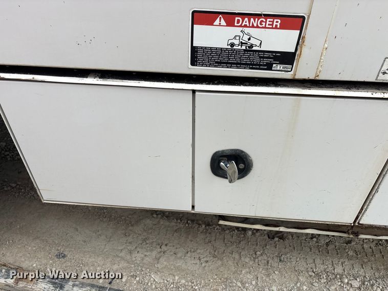 image for item YA3305 2009 Ford F750 Super Duty chipper truck