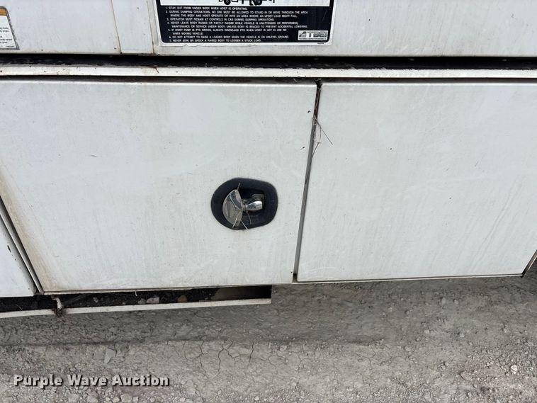 image for item YA3305 2009 Ford F750 Super Duty chipper truck