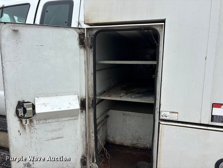 image for item YA3305 2009 Ford F750 Super Duty chipper truck