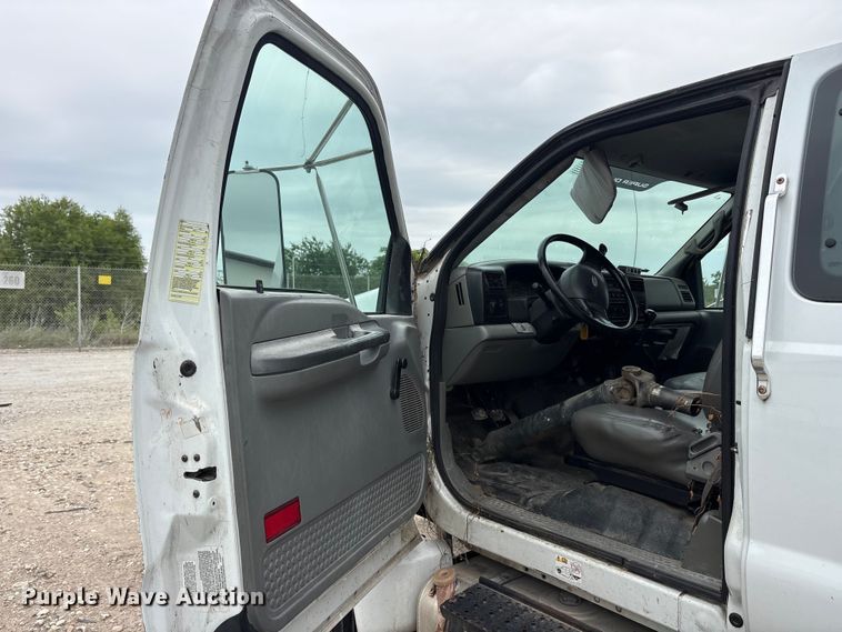 image for item YA3305 2009 Ford F750 Super Duty chipper truck