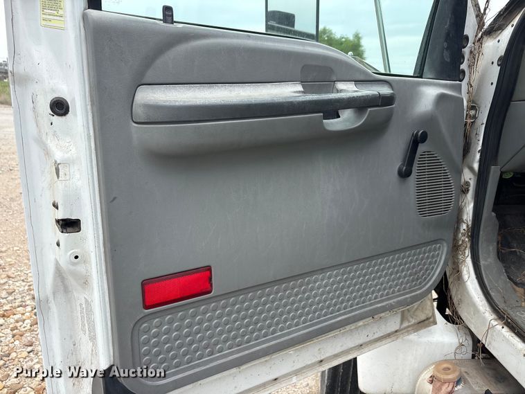 image for item YA3305 2009 Ford F750 Super Duty chipper truck