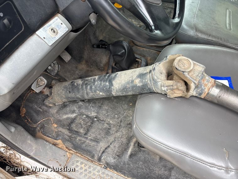image for item YA3305 2009 Ford F750 Super Duty chipper truck