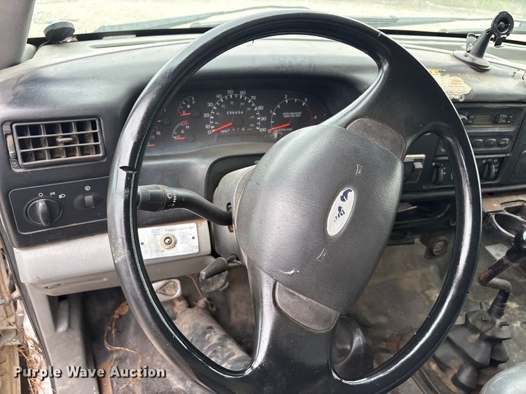 image for item YA3305 2009 Ford F750 Super Duty chipper truck