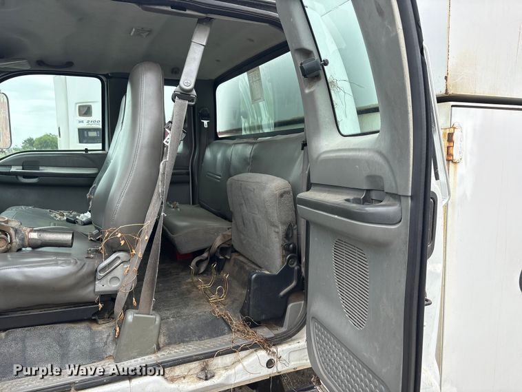 image for item YA3305 2009 Ford F750 Super Duty chipper truck