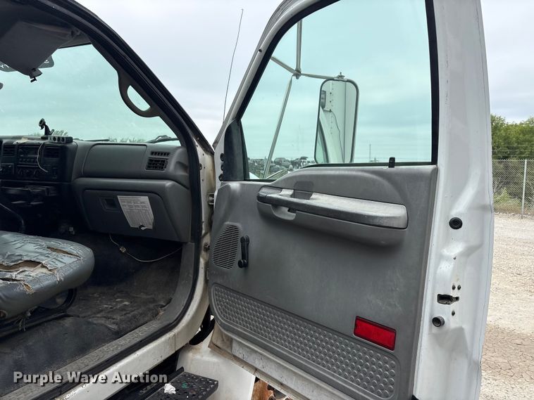 image for item YA3305 2009 Ford F750 Super Duty chipper truck