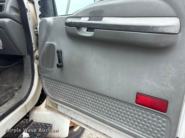 image for item YA3305 2009 Ford F750 Super Duty chipper truck