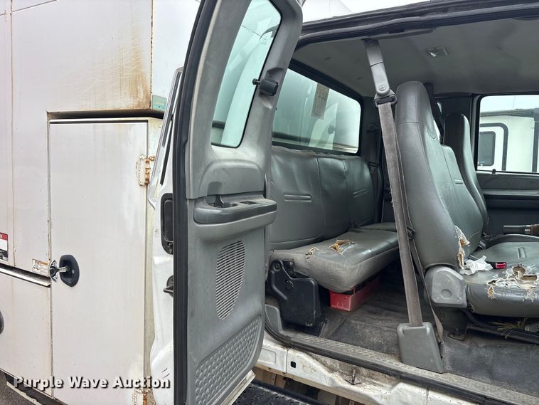 image for item YA3305 2009 Ford F750 Super Duty chipper truck
