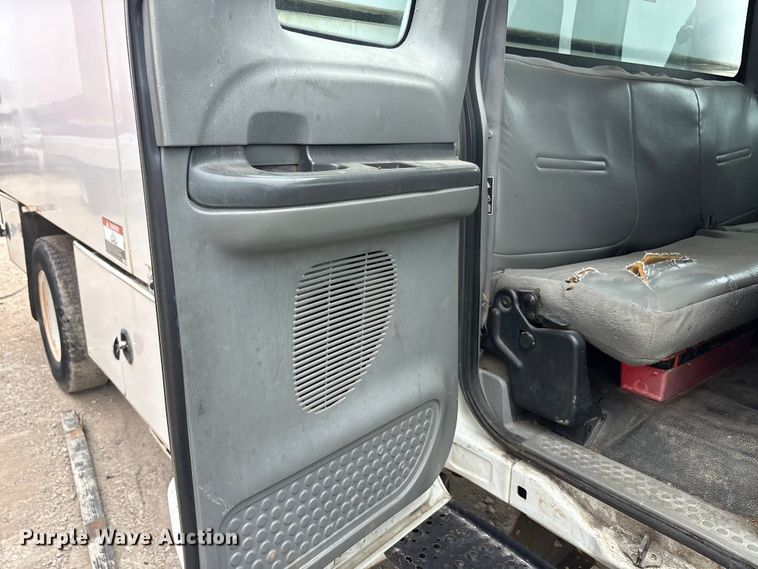 image for item YA3305 2009 Ford F750 Super Duty chipper truck