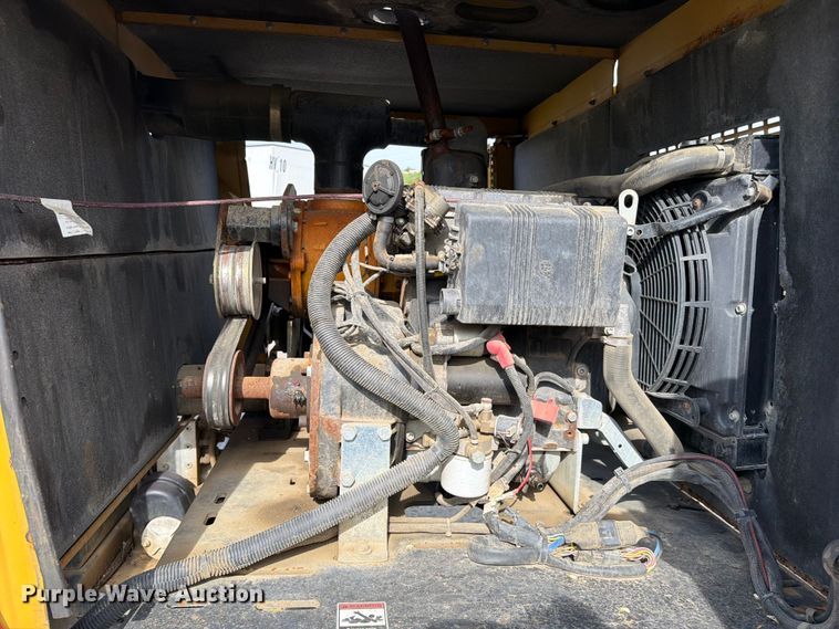 image for item YA3556 2016 Vac-Tron LP573-XDT vacuum trailer