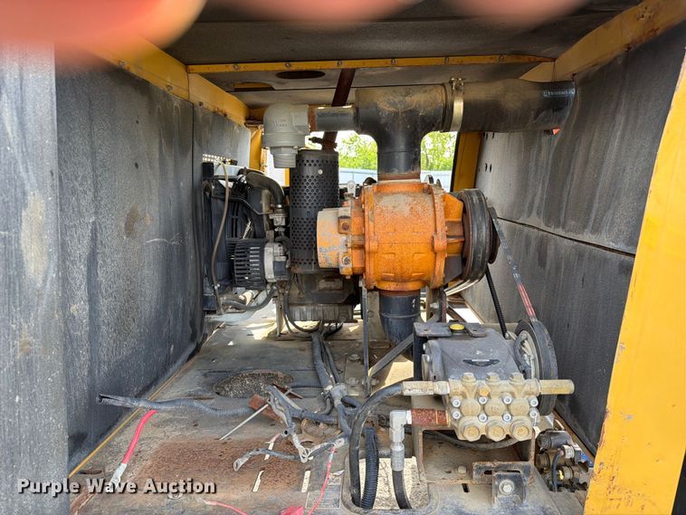 image for item YA3556 2016 Vac-Tron LP573-XDT vacuum trailer