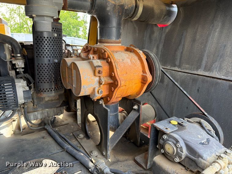 image for item YA3556 2016 Vac-Tron LP573-XDT vacuum trailer