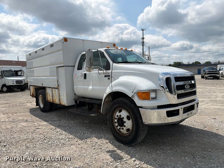 image for item YA3709 2015 Ford F650 Super Duty Ext. Cab chipper truck